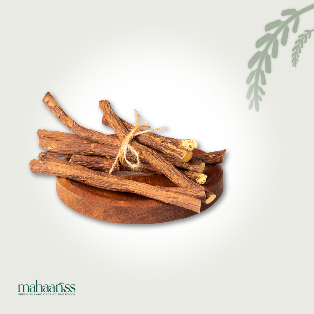 Wooden coaster with cinnamon sticks on a light gray background, featuring the brand 'mahaanss'.